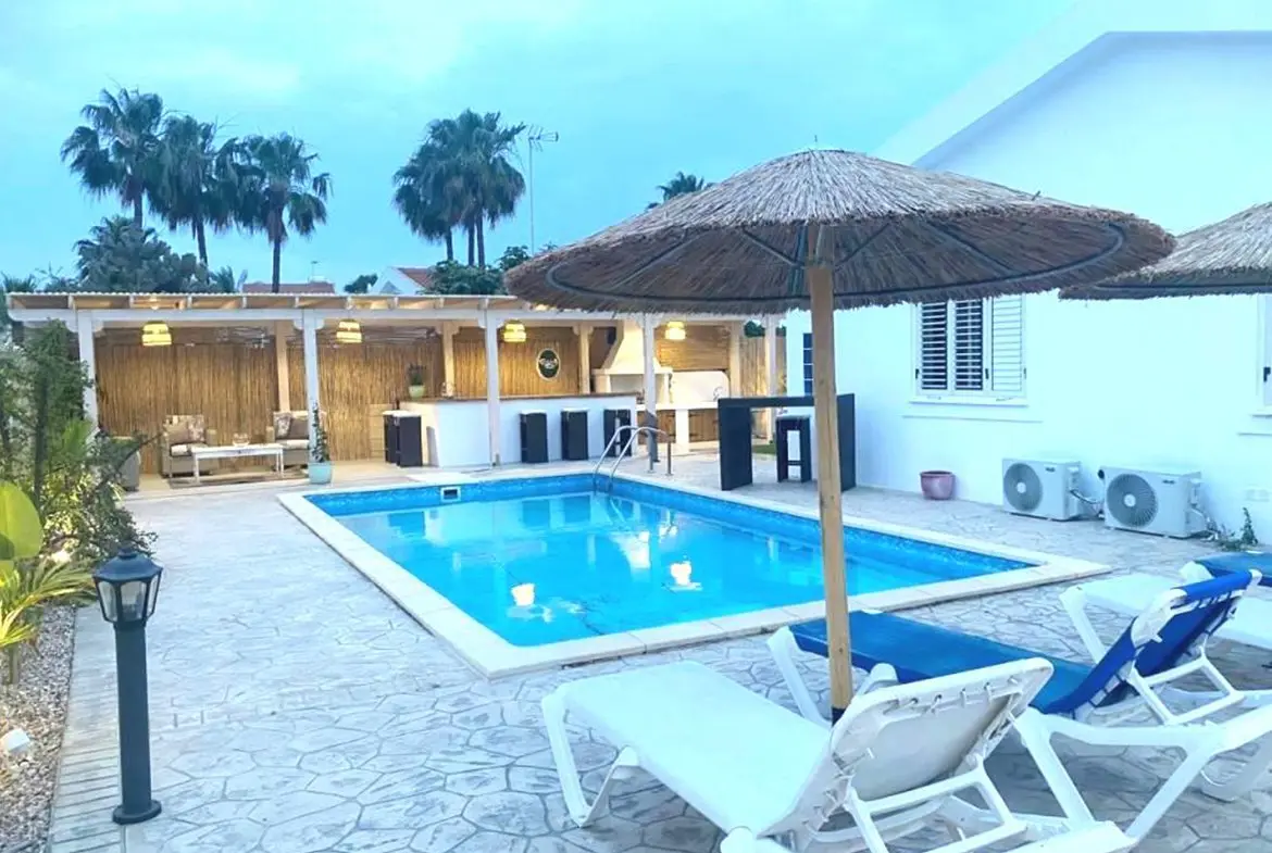 Elegant three bedroom bungalow (18) Elegant three bedroom bungalow beachfront for sale