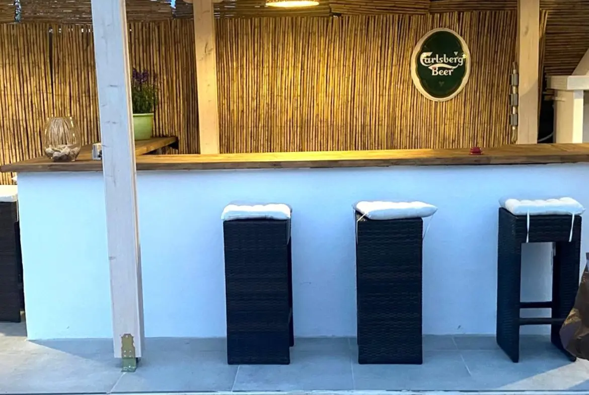 Elegant three bedroom bungalow (21) Elegant three bedroom bungalow beachfront for sale