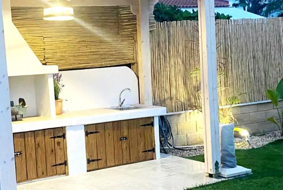 Elegant three bedroom bungalow (22) Elegant three bedroom bungalow beachfront for sale