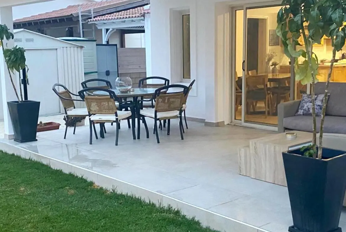 Elegant three bedroom bungalow (24) Elegant three bedroom bungalow beachfront for sale