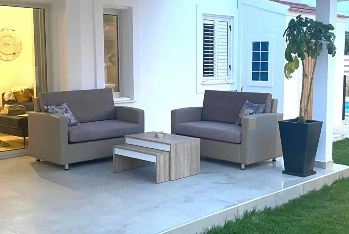 Elegant three bedroom bungalow (25) Elegant three bedroom bungalow beachfront for sale