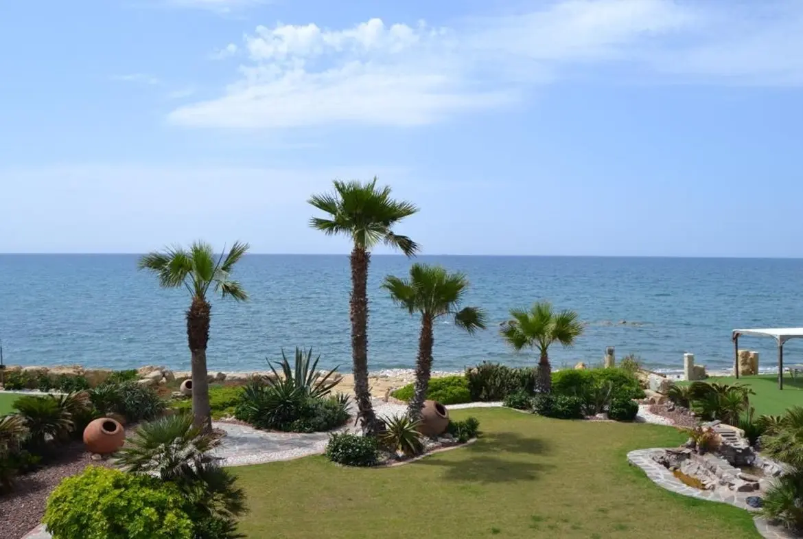 Five bedroom luxury beach front house for sale in Pervolia (15)