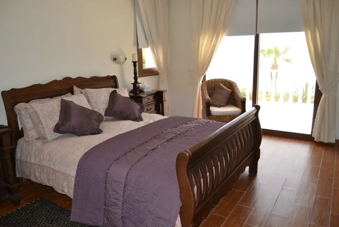 Five bedroom luxury beach front house for sale in Pervolia (20)