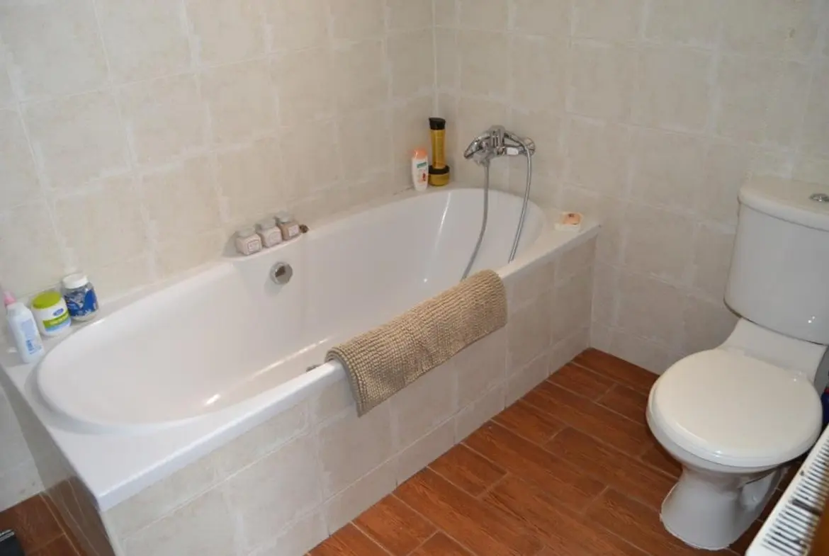 Five bedroom luxury beach front house for sale in Pervolia (21)