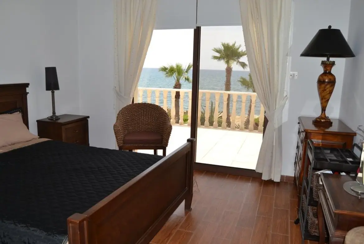 Five bedroom luxury beach front house for sale in Pervolia (25)