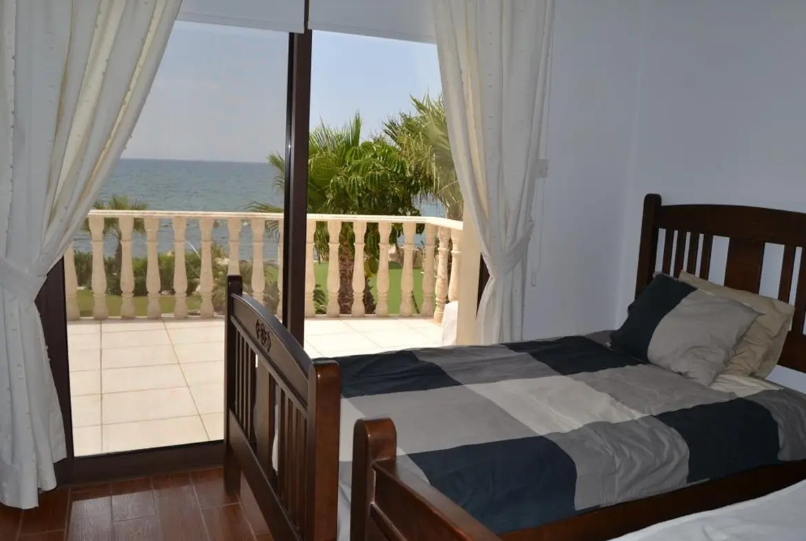 Five bedroom luxury beach front house for sale in Pervolia (26)