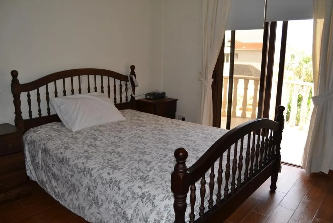 Five bedroom luxury beach front house for sale in Pervolia (28)