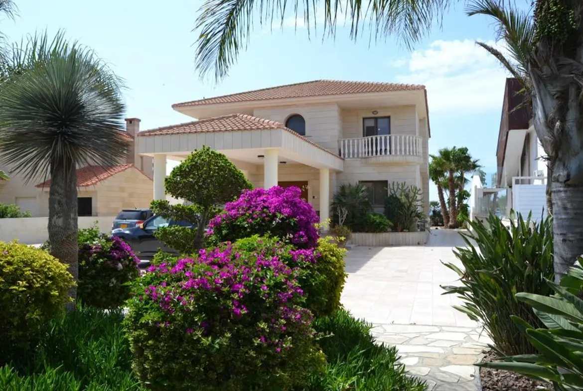 Five bedroom luxury beach front house for sale in Pervolia (30)