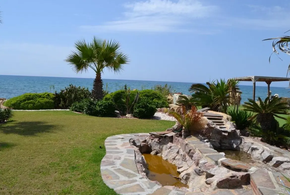 Five bedroom luxury beach front house for sale in Pervolia (35) Five bedroom luxury beach front house for sale in Pervolia