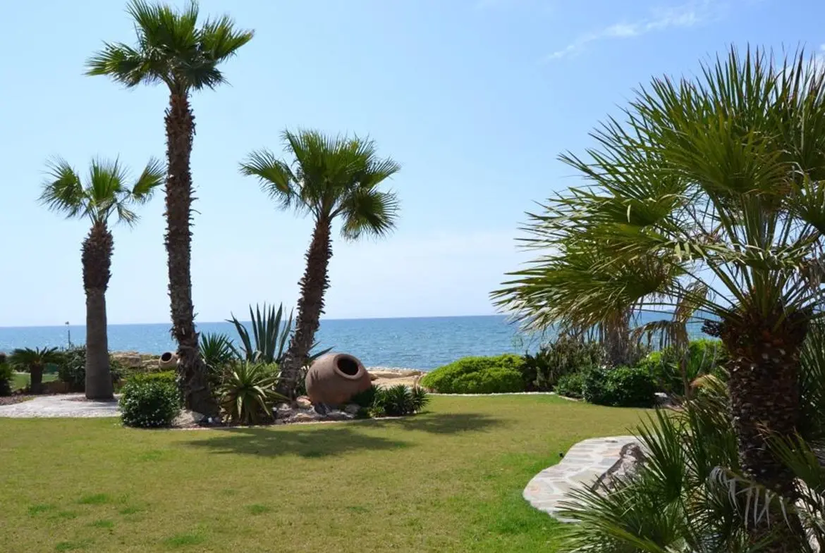 Five bedroom luxury beach front house for sale in Pervolia (37) Five bedroom luxury beach front house for sale in Pervolia