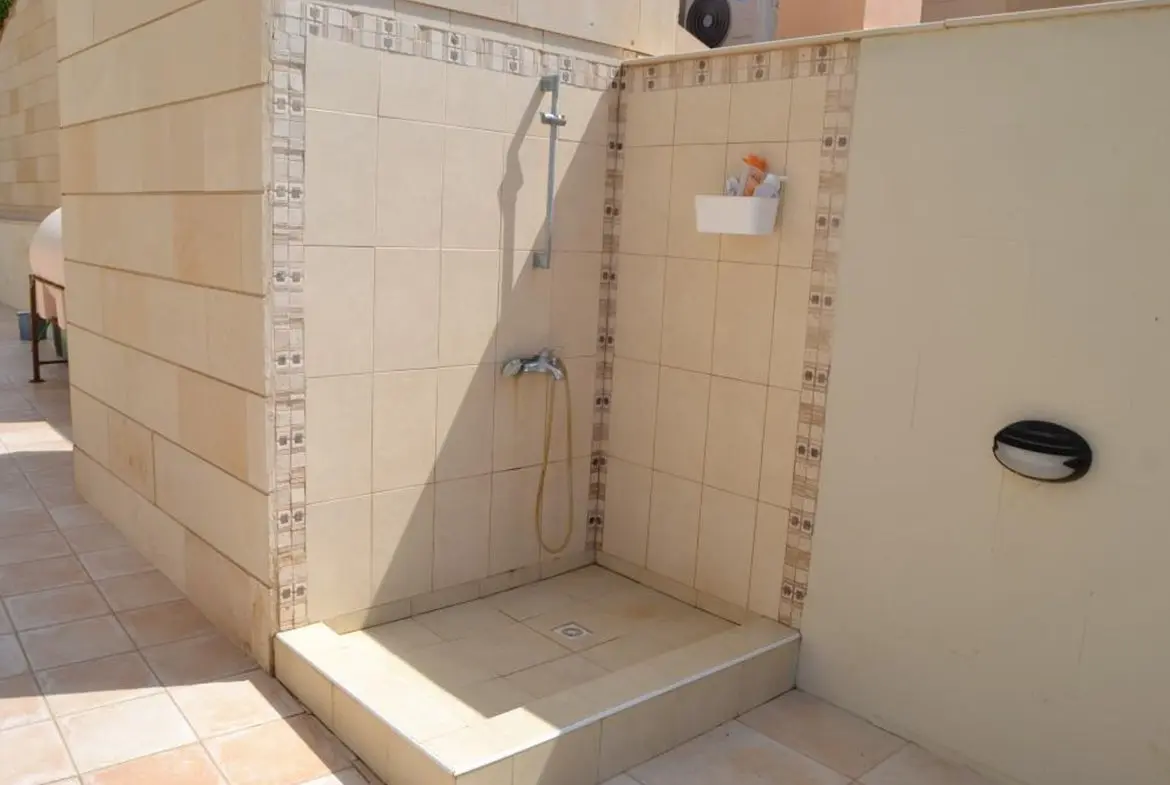 Five bedroom luxury beach front house for sale in Pervolia (4)