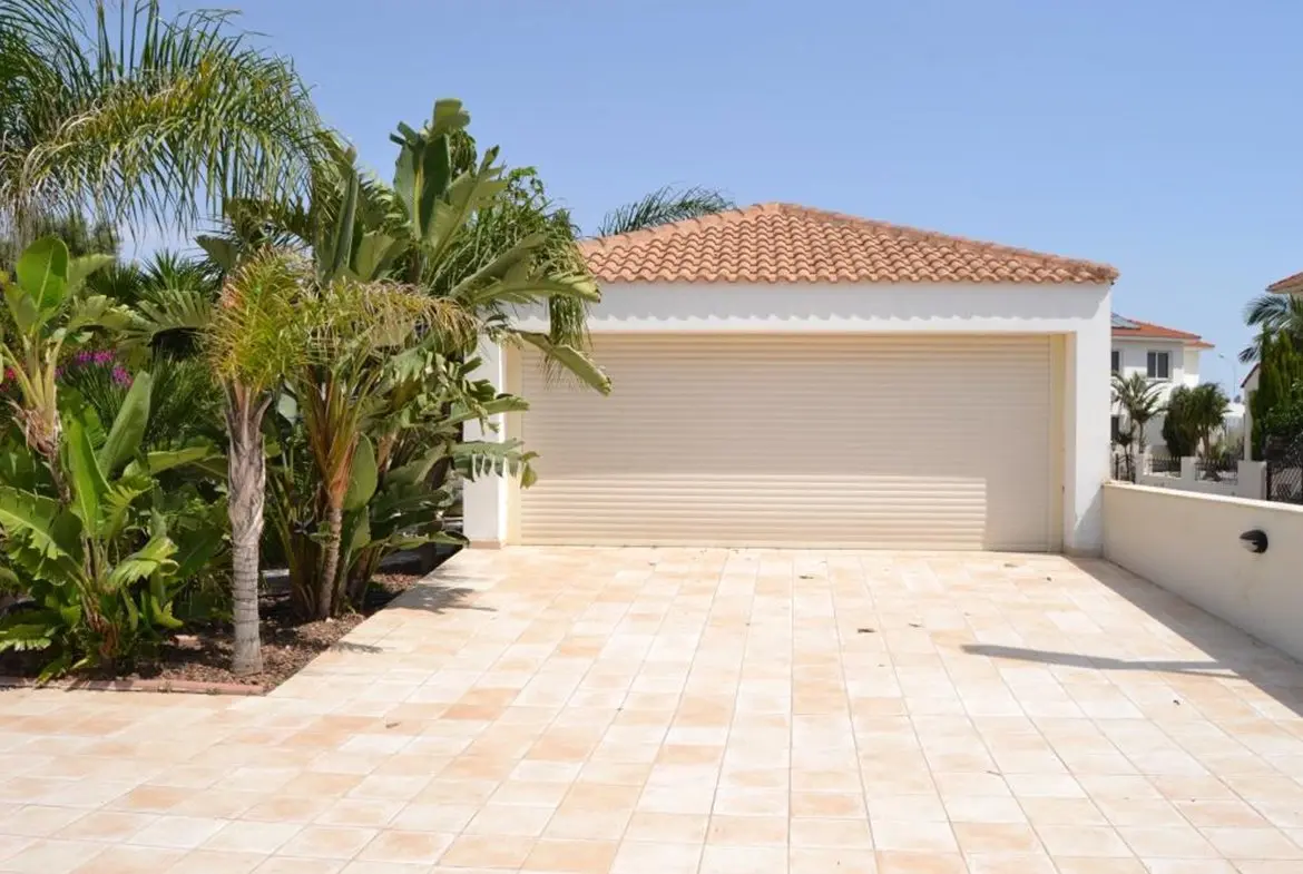 Five bedroom luxury beach front house for sale in Pervolia (5) Five bedroom luxury beach front house for sale in Pervolia