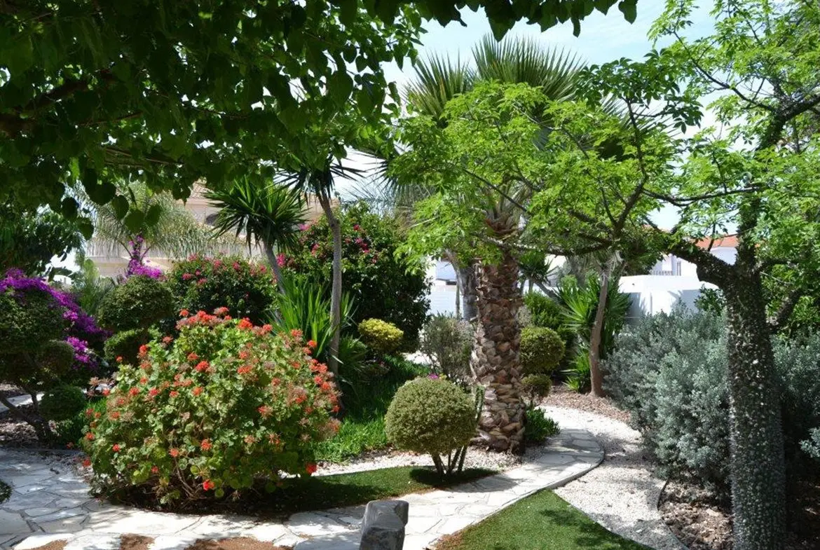 Five bedroom luxury beach front house for sale in Pervolia (8) Five bedroom luxury beach front house for sale in Pervolia