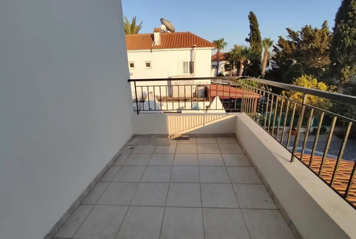 Four bed beach villa with pool for rent in Pervolia