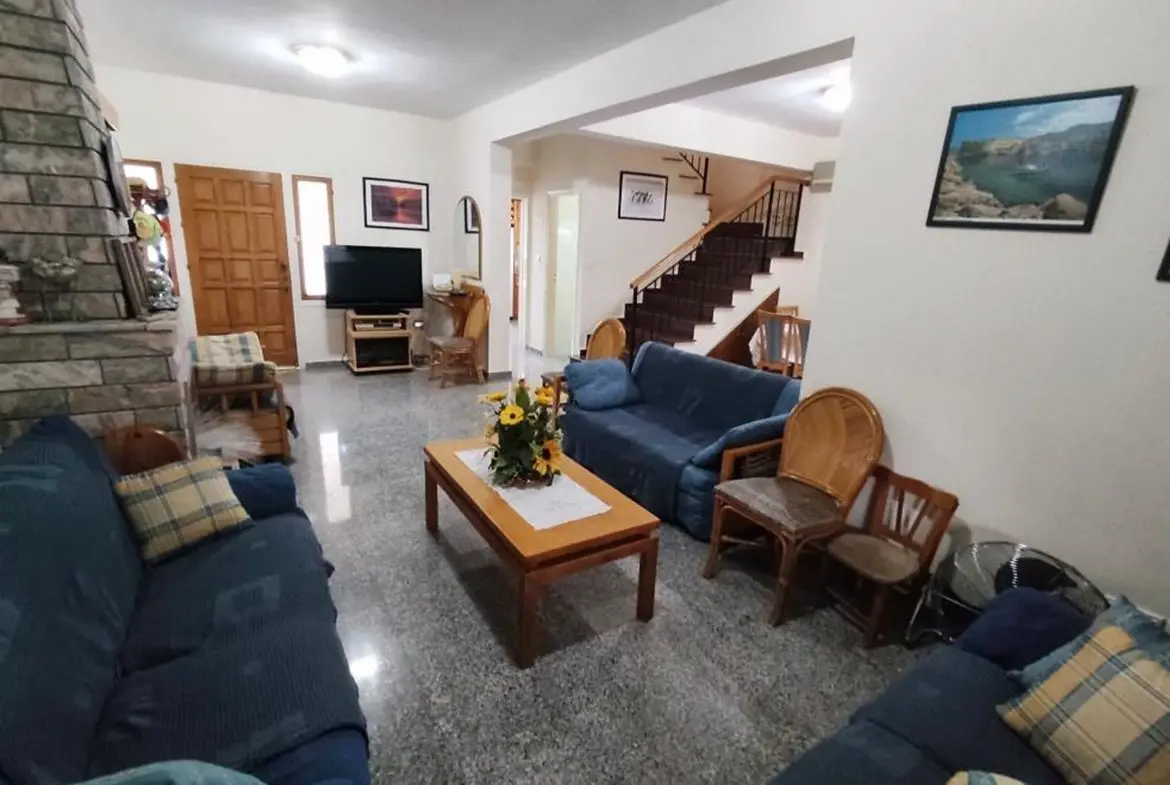 Four bed beach villa with pool for rent in Pervolia