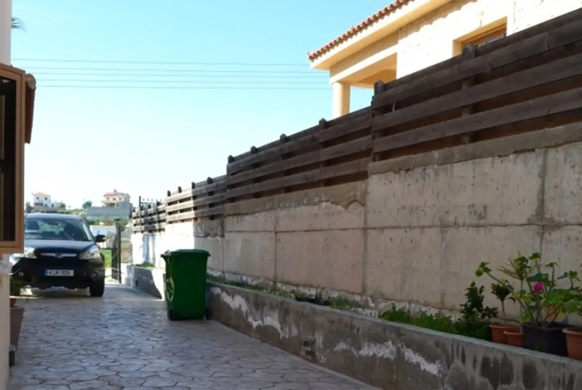 House with pool for sale in Tersefanou (10)