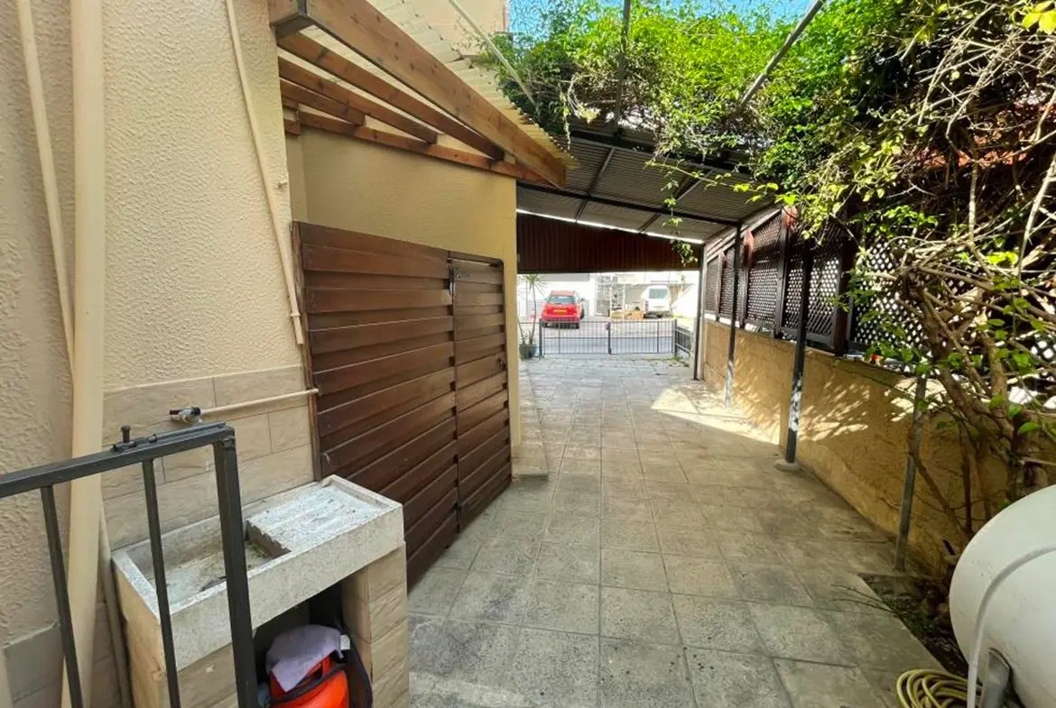 Large 3 bed lower floor house for sale in Larnaca Town centre (11) Large 3 bed lower floor house for sale in Larnaca Town centre