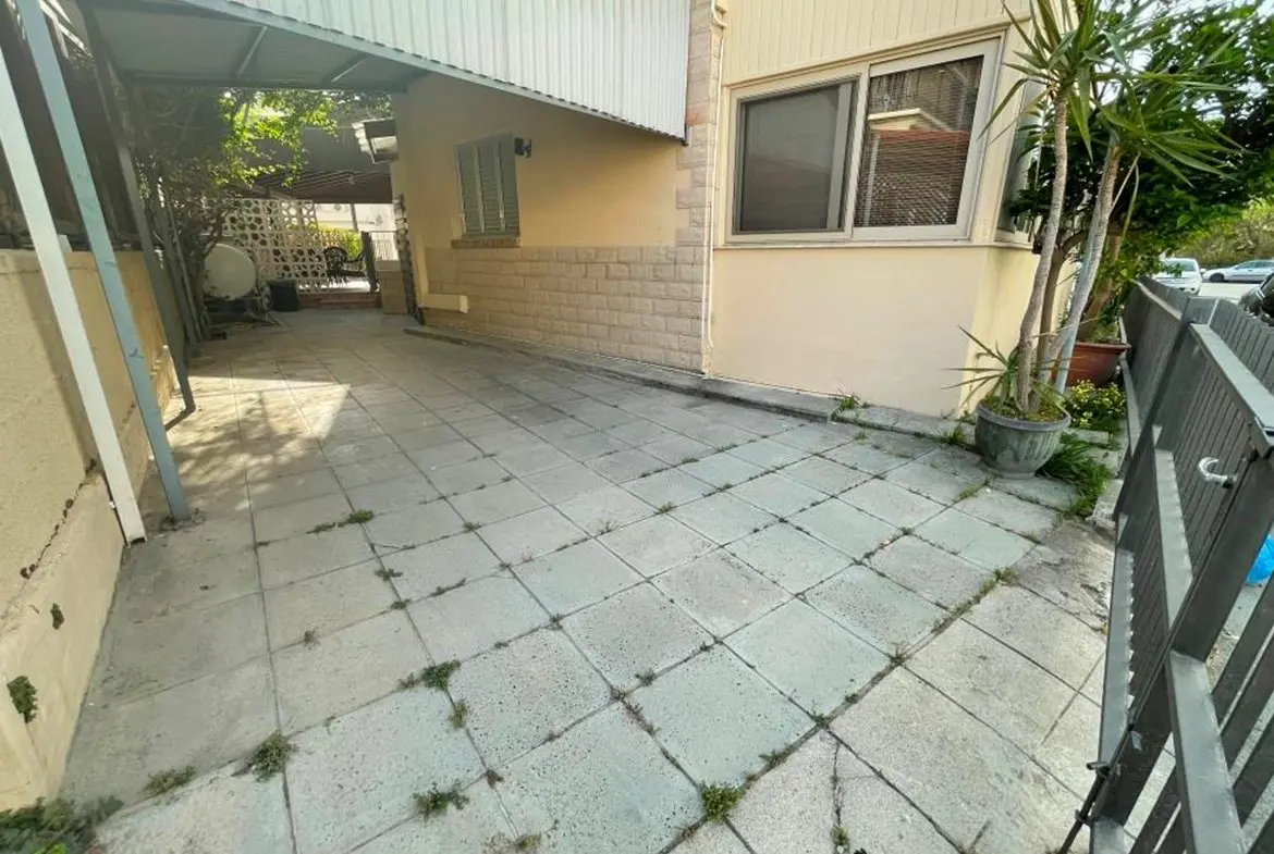 Large 3 bed lower floor house for sale in Larnaca Town centre (12) Large 3 bed lower floor house for sale in Larnaca Town centre