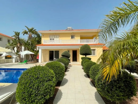 Large 4 bed villa with pool for sale close to the beach in Pervolia
