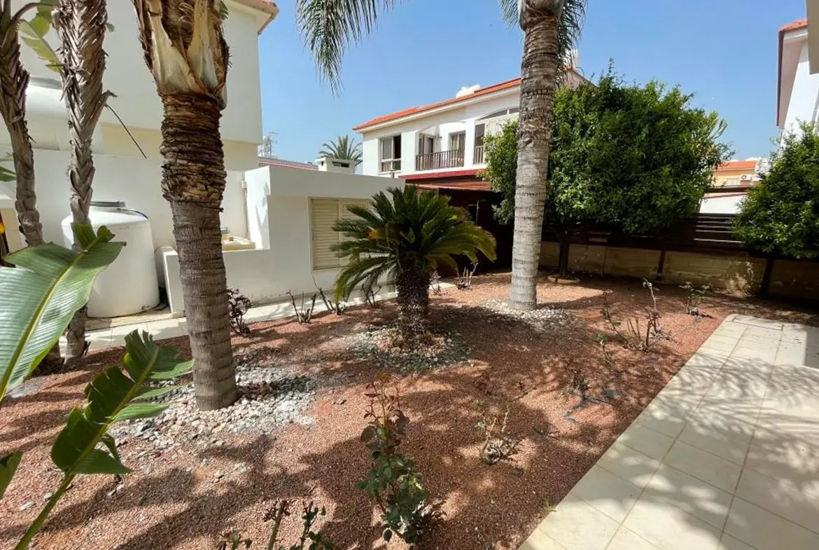 Large 4 bed villa with pool for sale close to the beach in Pervolia (24) Large 4 bed villa with pool for sale close to the beach in Pervolia