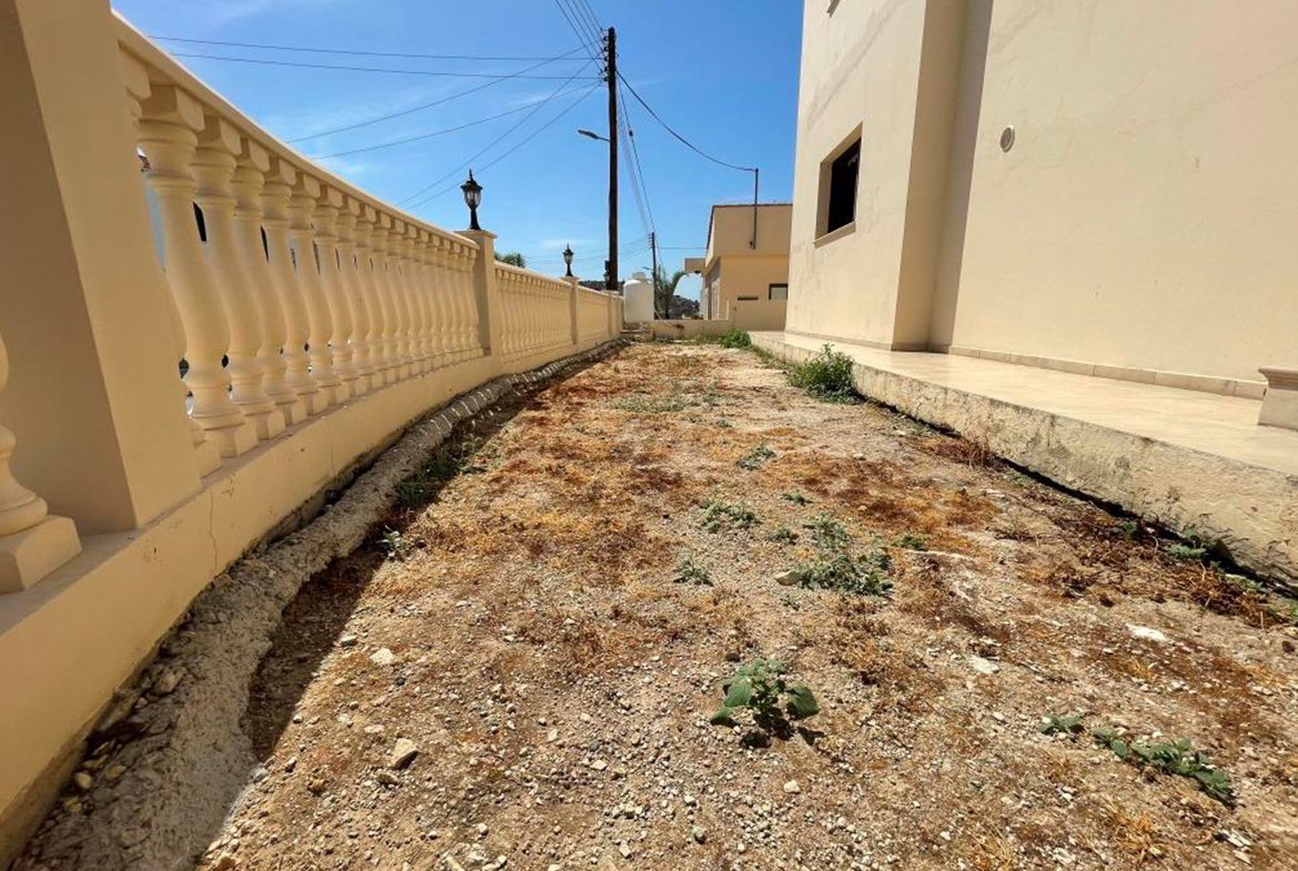 Large corner villa in for sale (1) Large corner 5 bedroom villa for sale in Alethriko