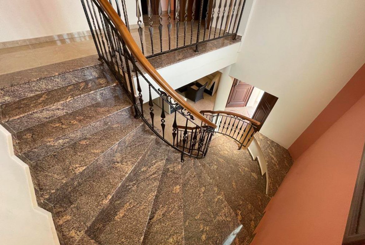 Large corner villa in for sale (14) Large corner 5 bedroom villa for sale in Alethriko