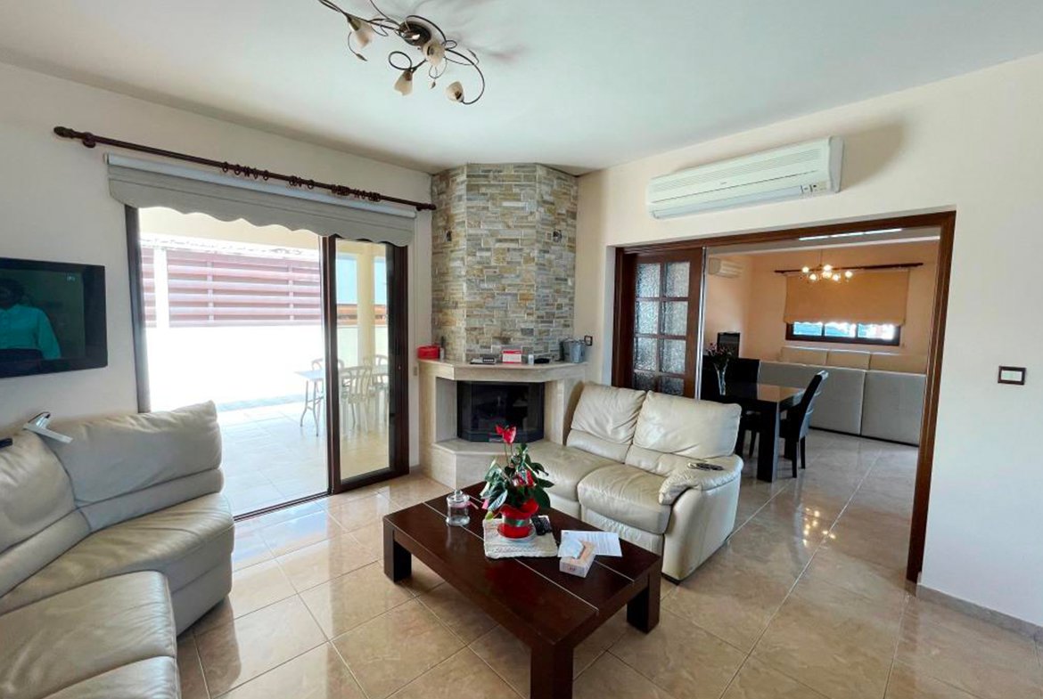 Large corner villa in for sale (24) Large corner 5 bedroom villa for sale in Alethriko