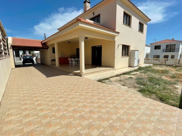 Large corner 5 bedroom villa for sale in Alethriko