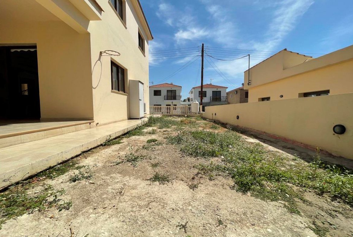 Large corner villa in for sale (28) Large corner 5 bedroom villa for sale in Alethriko