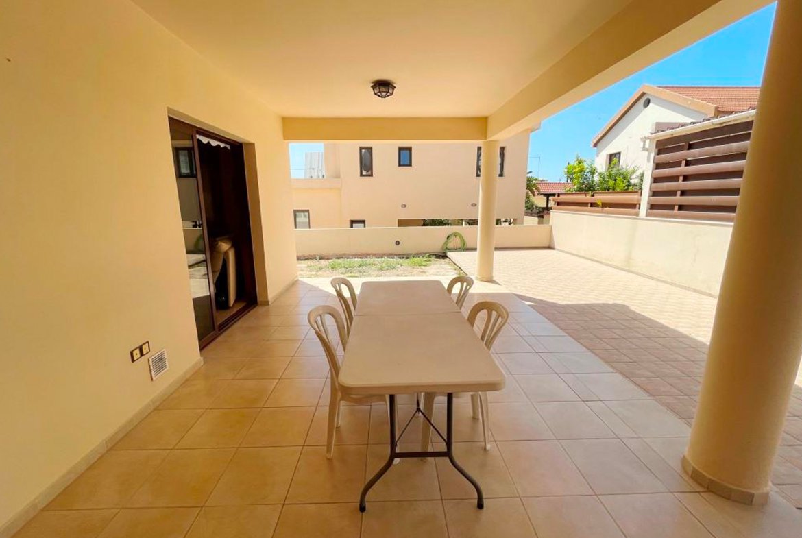 Large corner villa in for sale (29) Large corner 5 bedroom villa for sale in Alethriko