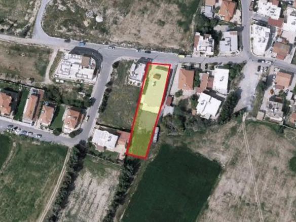 Large plot for sale in Dromolaxia