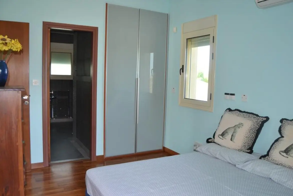 Luxury 4 bed villa on the beach with amazing sea views in Pervolia (12)