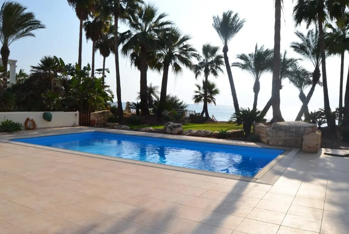 Luxury 4 bed villa on the beach with amazing sea views in Pervolia (18) Luxury 4 bed villa on the beach with amazing sea views in Pervolia