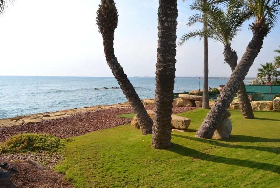 Luxury 4 bed villa on the beach with amazing sea views in Pervolia (20) Luxury 4 bed villa on the beach with amazing sea views in Pervolia