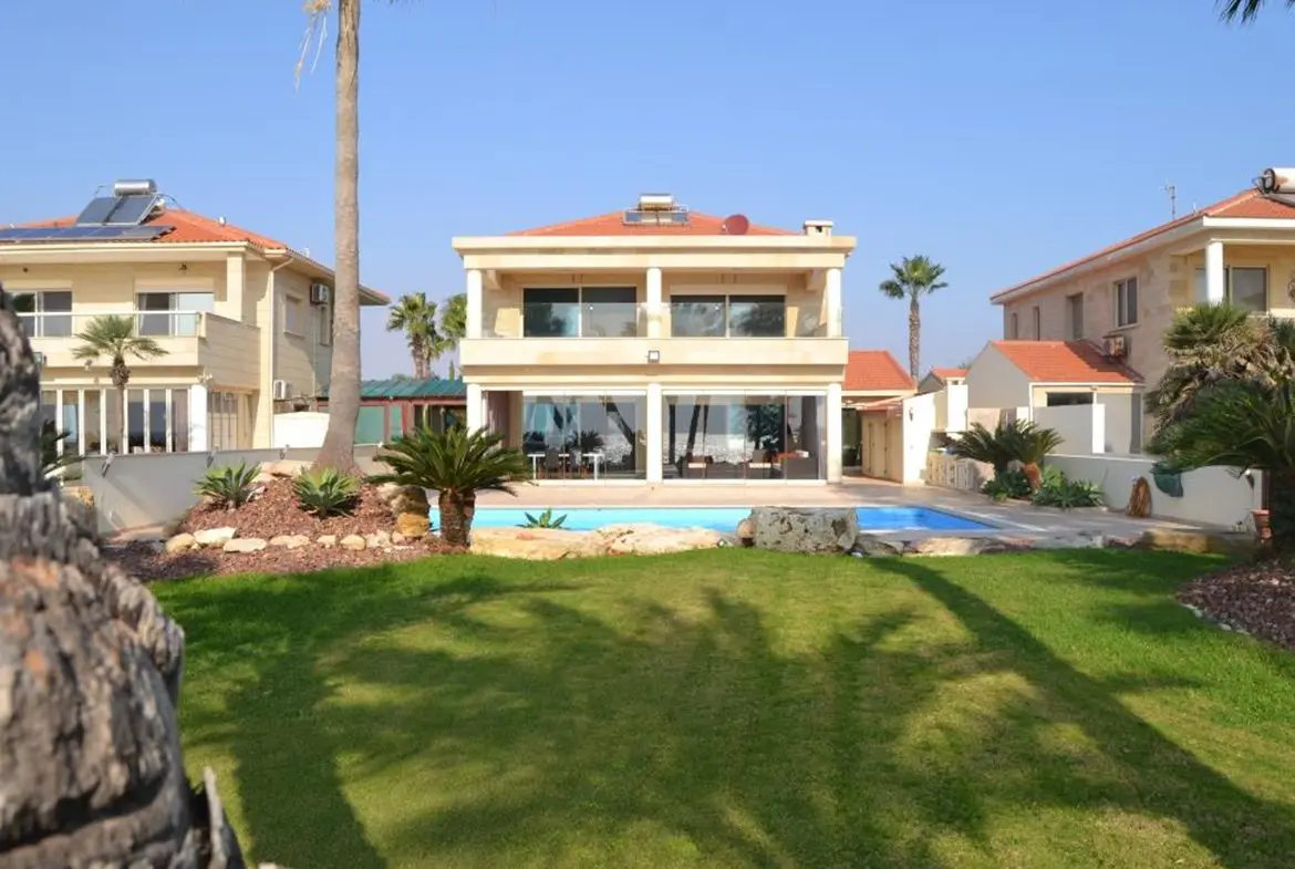 Luxury 4 bed villa on the beach with amazing sea views in Pervolia (21) Luxury 4 bed villa on the beach with amazing sea views in Pervolia