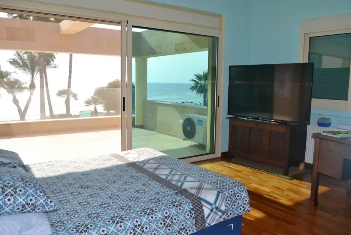 Luxury 4 bed villa on the beach with amazing sea views in Pervolia (34)
