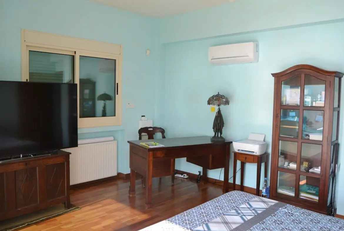 Luxury 4 bed villa on the beach with amazing sea views in Pervolia (35)