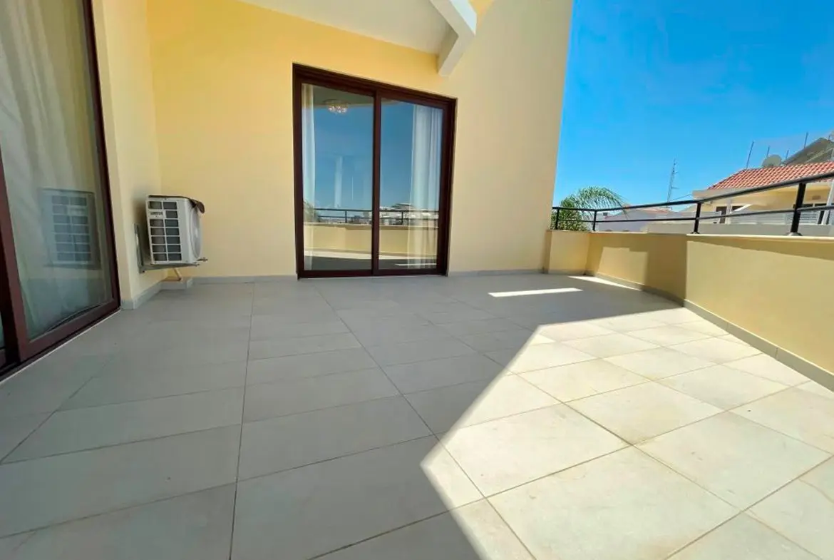 Luxury 4 bedroom duplex penthouse (16) Luxury 4 bedroom duplex penthouse with roof garden in Larnaca central area.