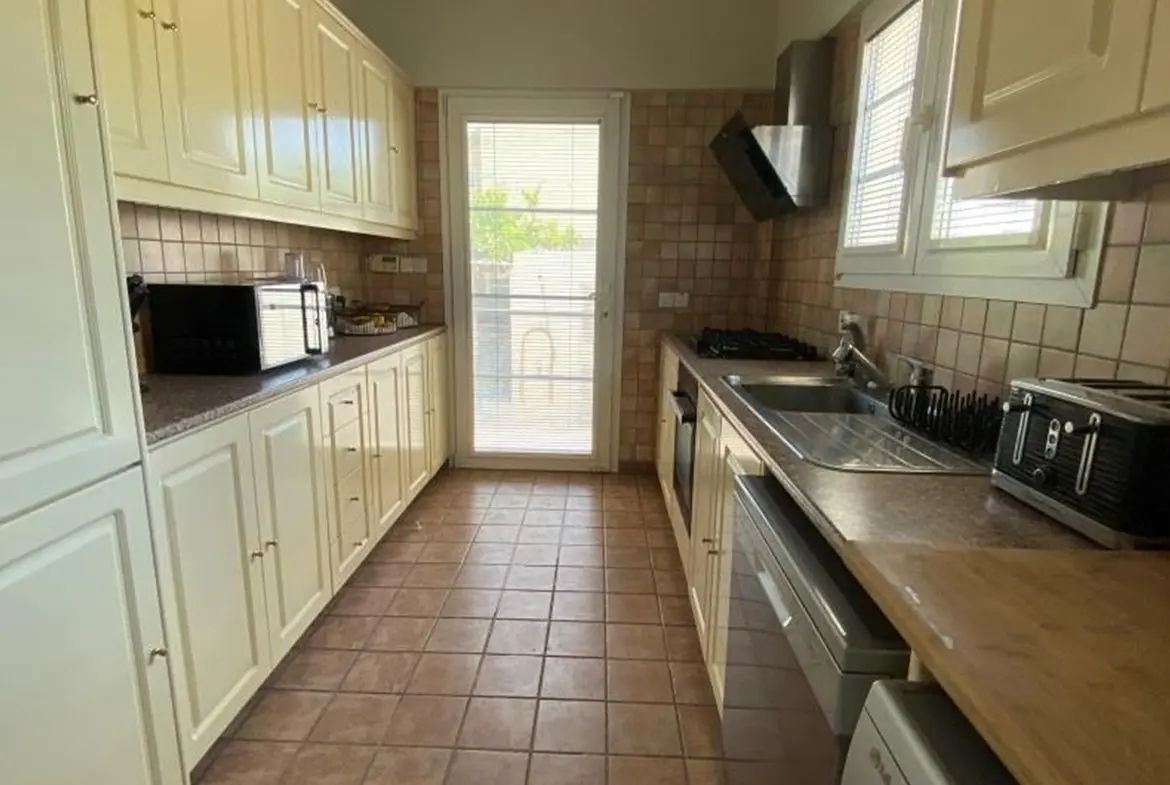 Luxury Four Bed House for sale in Larnaca (26)