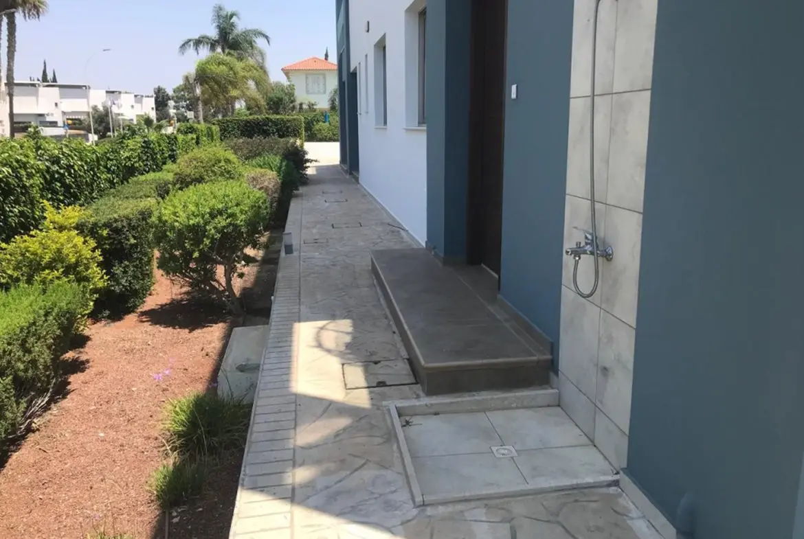 Modern ground floor apartment with pool for sale in Faros, Pervolia (10)