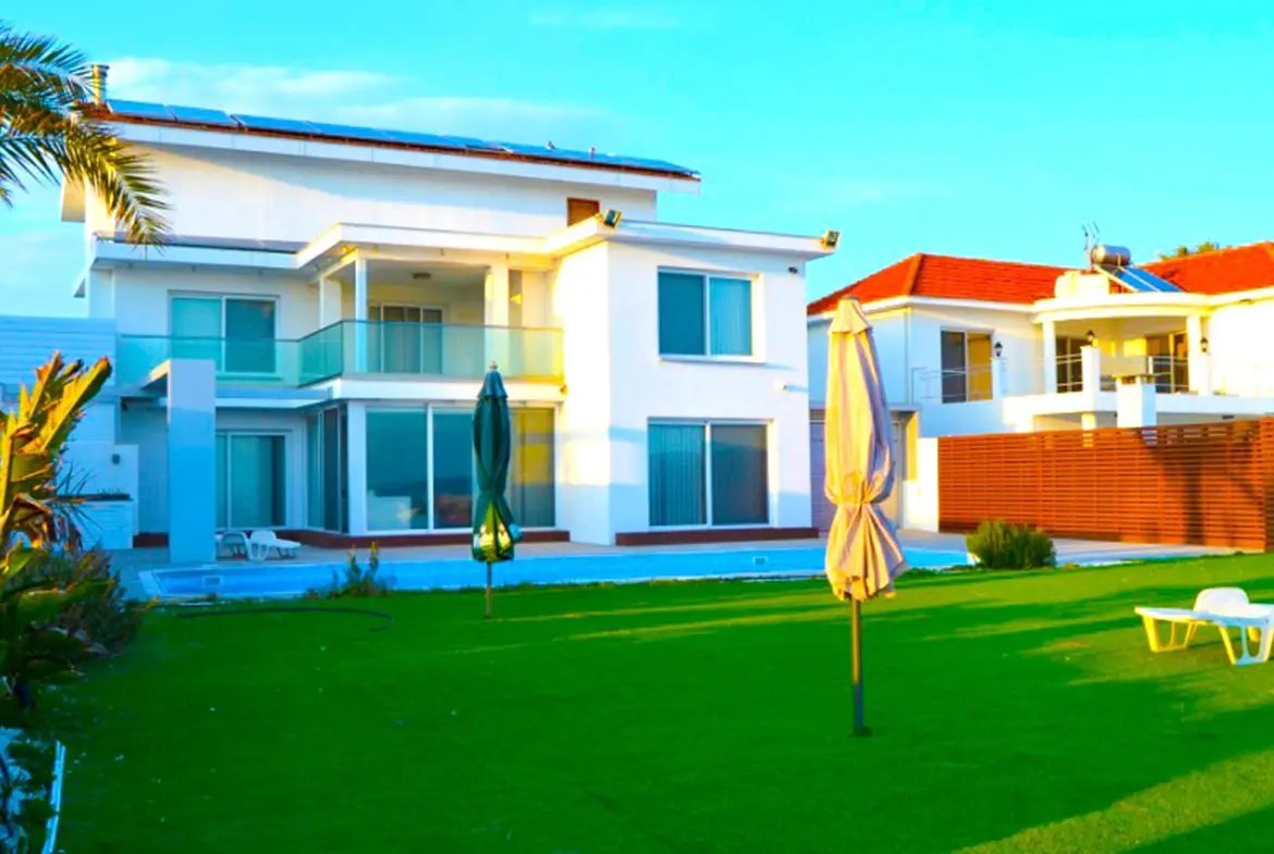 Sea front house for sale in Pervolia Larnaca (6) Sea front house for sale in Pervolia Larnaca