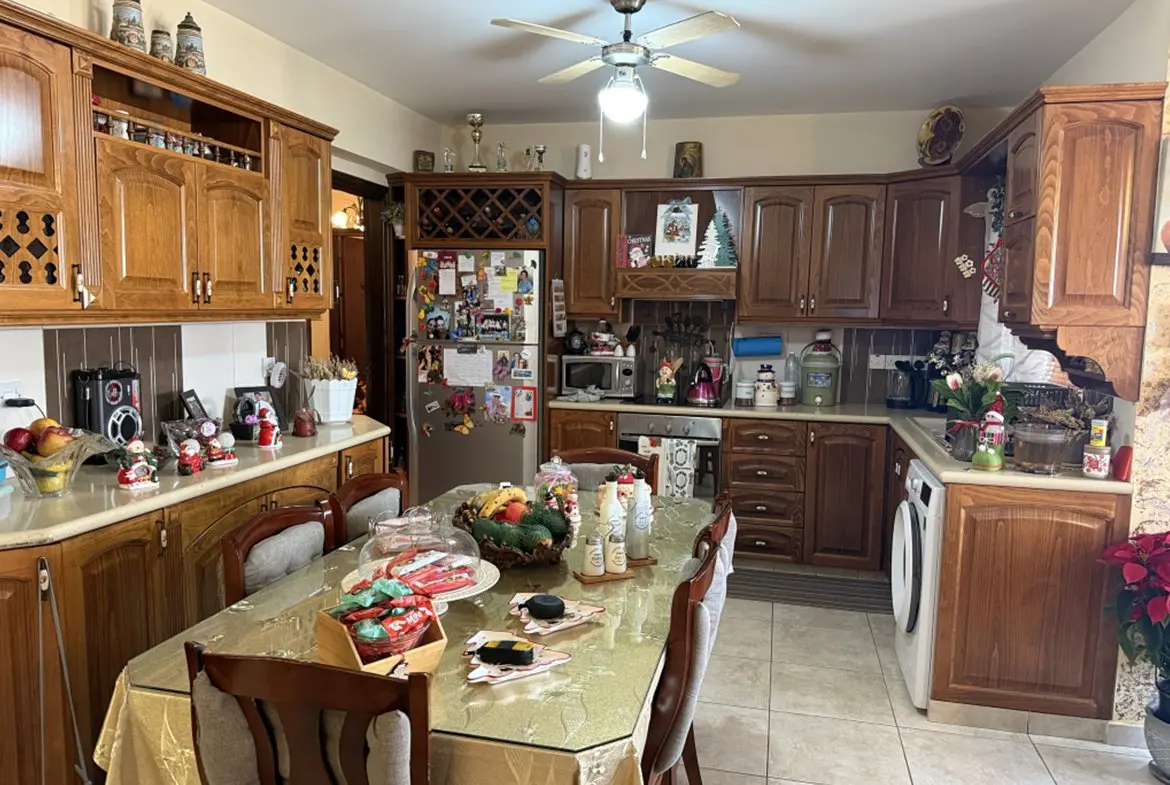 Three Bedroom Apartment for Sale in Dromolaxia (2) Three Bedroom Apartment for Sale in Dromolaxia