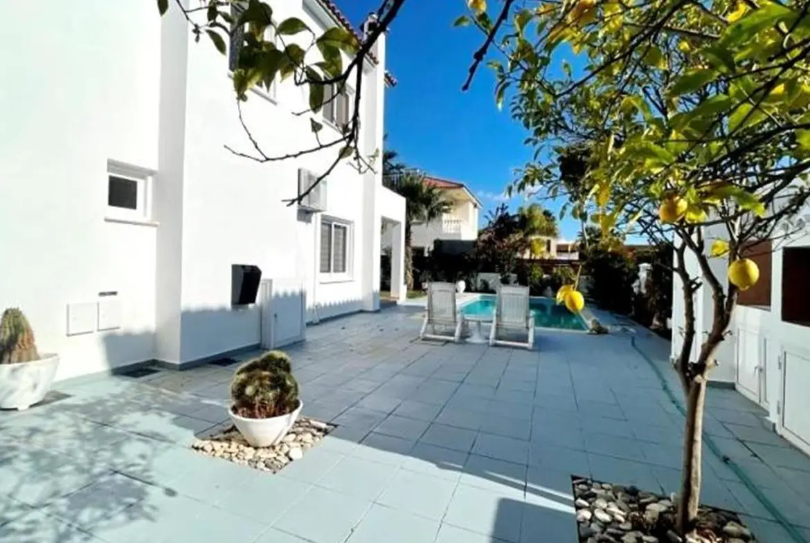 Three bed beach villa for rent in Pervolia (1)