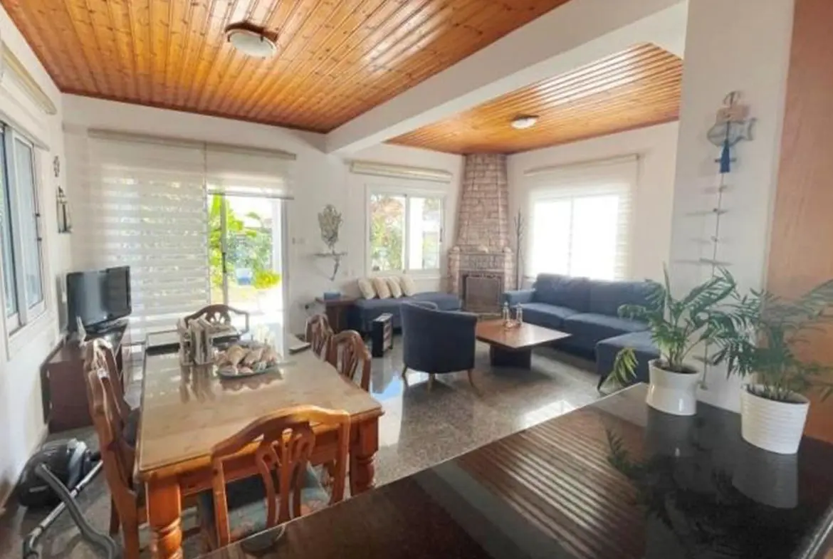 Three bed beach villa for rent in Pervolia (10)