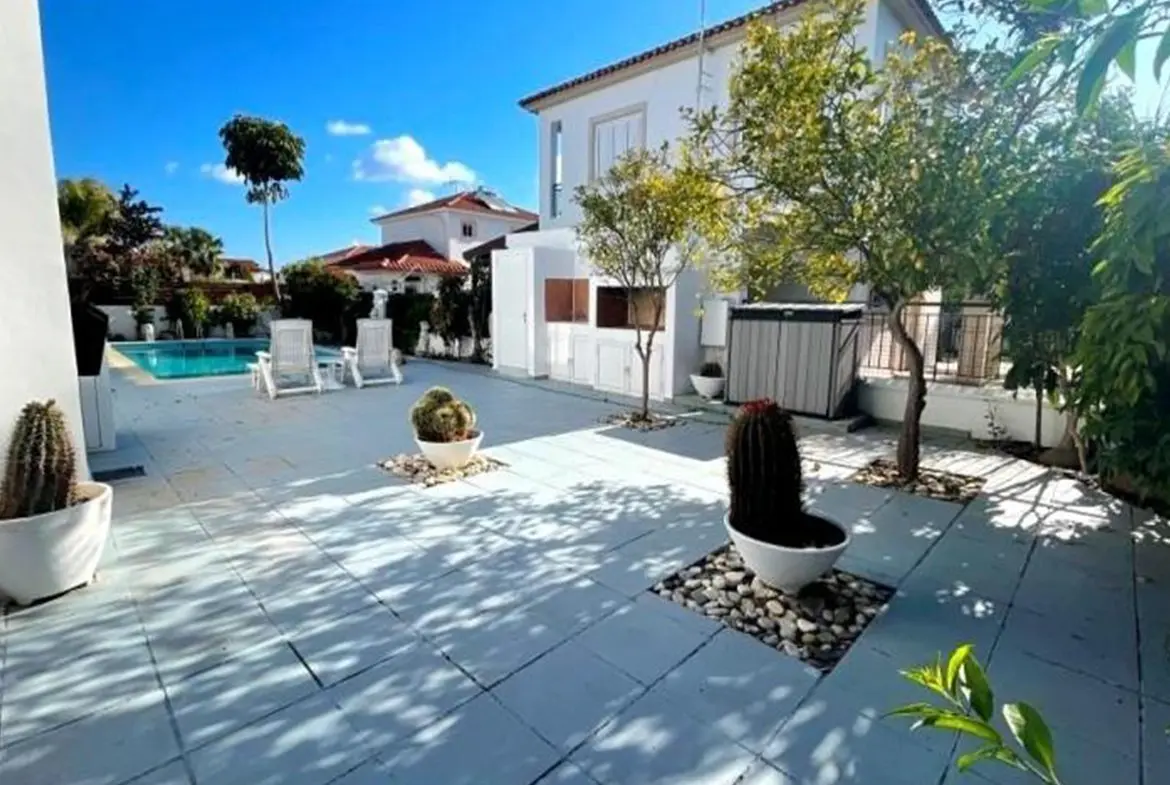 Three bed beach villa for rent in Pervolia (18) Three bed beach villa for rent in Pervolia