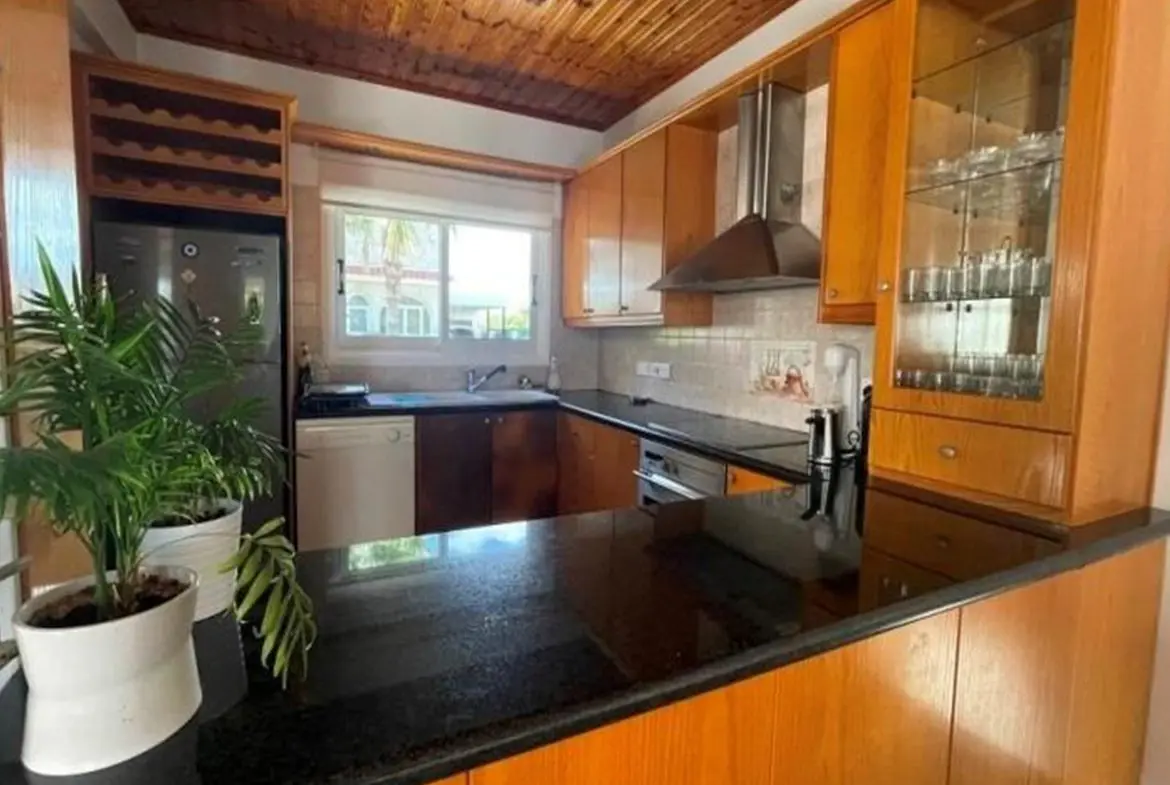 Three bed beach villa for rent in Pervolia (7) Three bed beach villa for rent in Pervolia