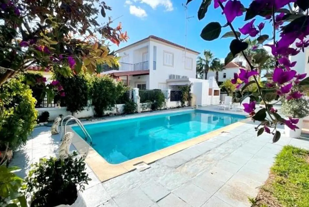 Three bed beach villa for rent in Pervolia (9) Three bed beach villa for rent in Pervolia