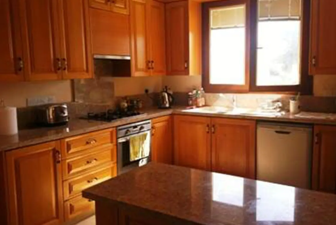 Three bed detached bungalow for sale in Maroni (2) Three bed detached bungalow for sale in Maroni