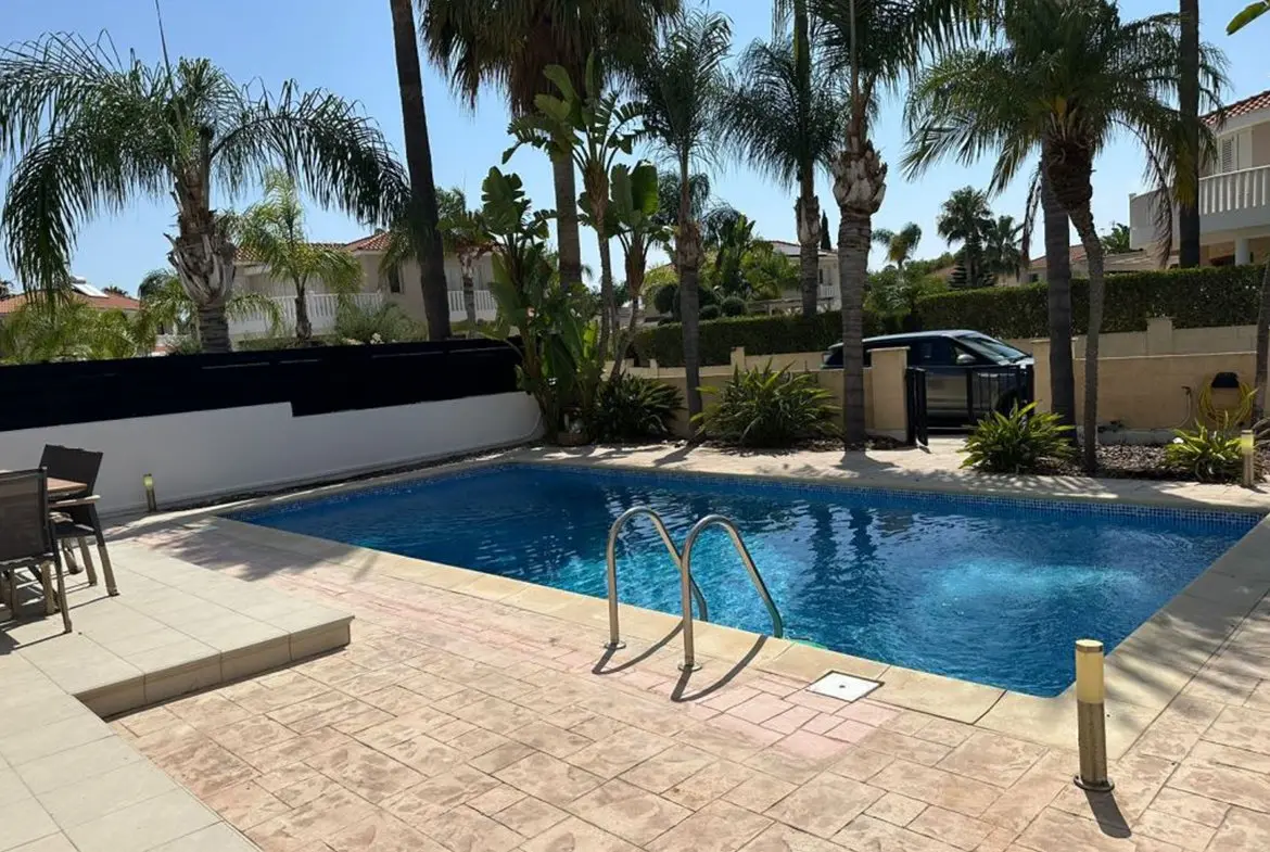 Three bed villa with pool in Pervolia Larnaca (10) Three bed villa with pool in Pervolia Larnaca