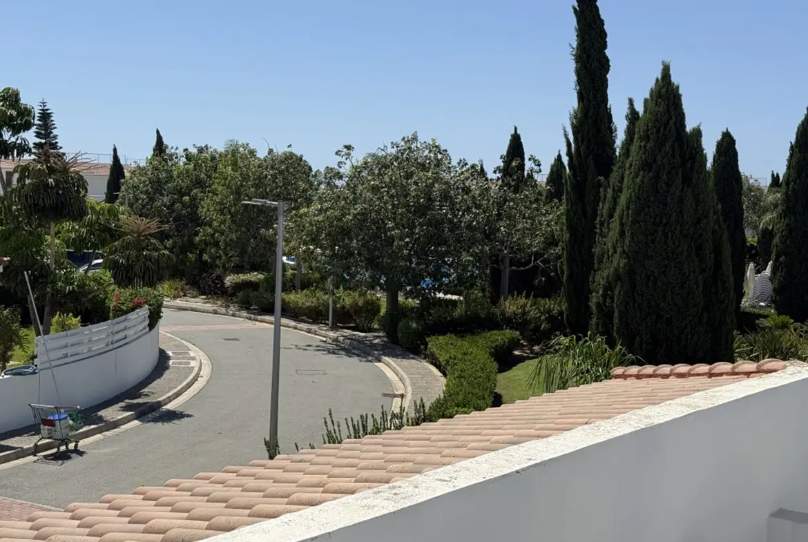 Three bedroom apartment in Mazotos (1) Three bedroom apartment in Mazotos